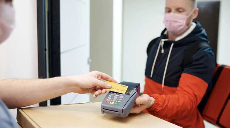 merchant using credit card machine